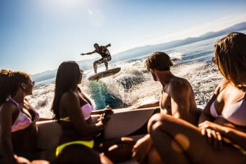 Wakesurfing boat